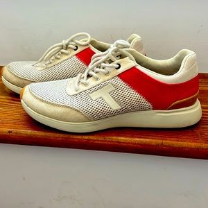 Tom’s laced monogrammed “T” tennis shoes.